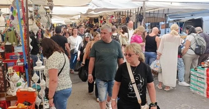 Manavgat'ta turistler pazara akın etti