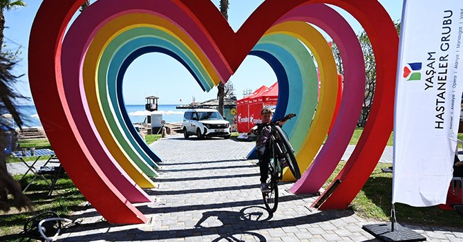 Kemer'de "Pedaller döner dostluk büyür" etkinliği