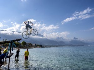 Tahtalı Dağı’nın karlı zirvesinden Akdeniz’in mavi sularına