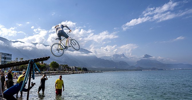 Tahtalı Dağı’nın karlı zirvesinden Akdeniz’in mavi sularına
