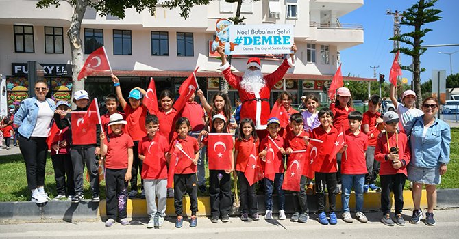 Demreliler bisikletçileri Noel Baba kostümleriyle karşıladı