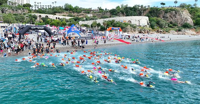 30 ülkeden binin üzerinde yüzücü Antalya'da kulaç attı