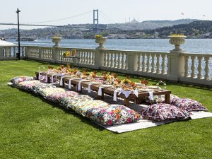 Çırağan Sarayı'nın bahçelerinde lüks piknik 
