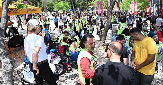 1400 motosiklet tutkunu Kemer'de buluştu