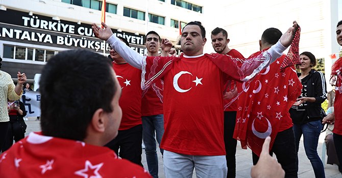 Engelli bireyler davul zurna ile bir günlük temsili askerlik yaptı