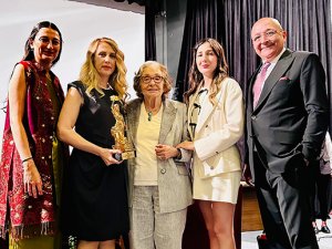 Gülten Dayıoğlu, KKTC’de “İlk Gençlik Romanı Ödül’ünü verdi