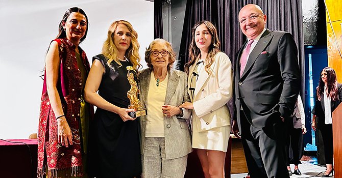 Gülten Dayıoğlu, KKTC’de “İlk Gençlik Romanı Ödül’ünü verdi