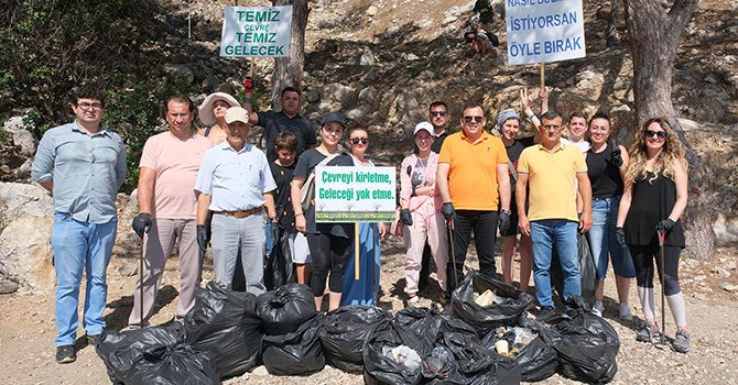 Yerleşik yabancılar Kemer'de temizlik yaptı