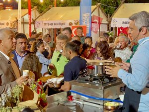 Alanya Festivali'nde Demre'nin Keçiboynuzu Tatlısı tanıtıldı