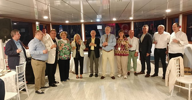 Skal Marmara 17’ci yaşını Boğaziçi’nde tekne gezisiyle kutladı