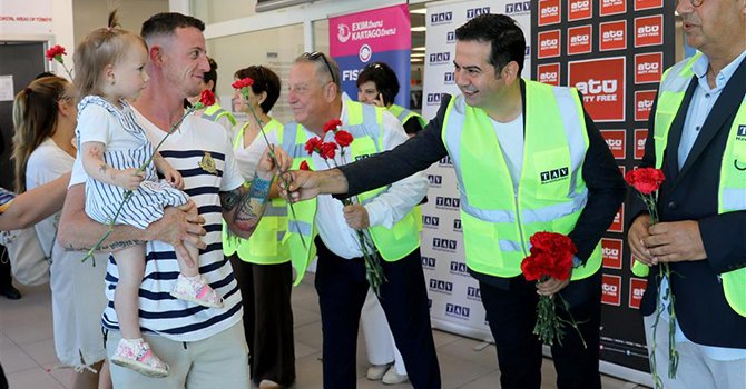 Macar turistler Alanya'da karanfillerle karşılandı