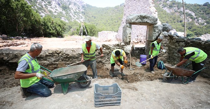 Olympos Antik Kenti'nde yeni mozaikler bulundu