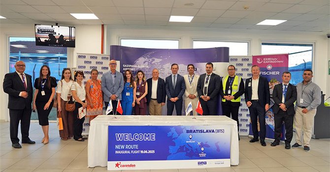 Alanya'da 178 Slovakyalı turist çiçeklerle karşılandı