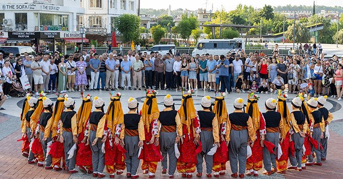 Minikler Halk Oyunları Şampiyonası'nda yarışıyor