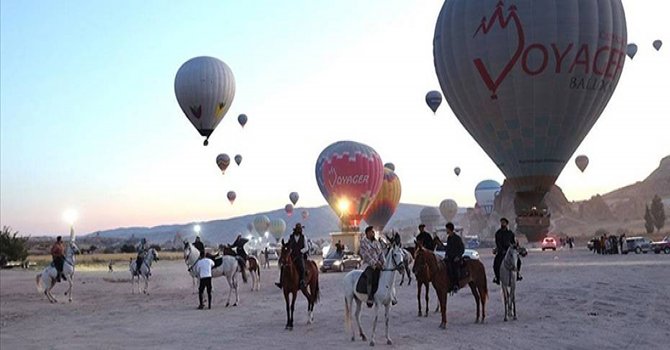 Kapadokya'da karayı atlar havayı balonlar süsledi