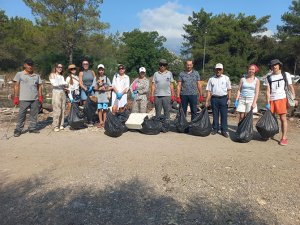 Kemer'de yerleşik yabancılar çevre temizliği yaptı