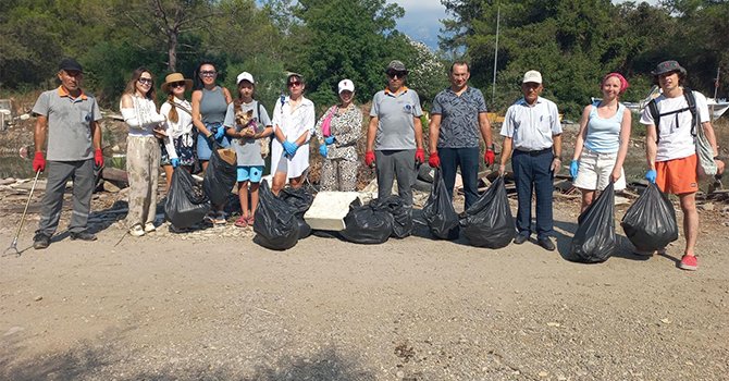 Kemer'de yerleşik yabancılar çevre temizliği yaptı