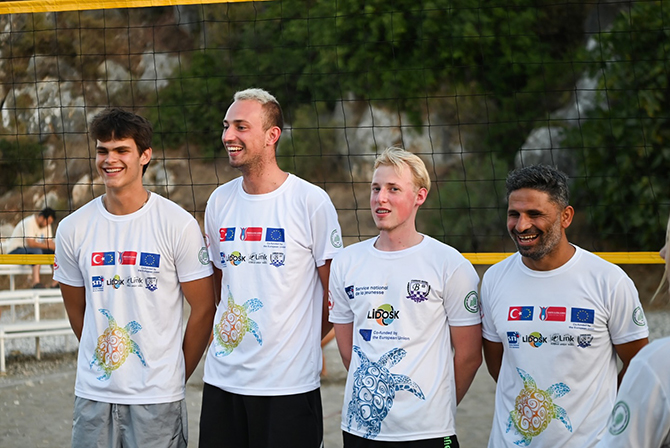 Taş Plaj'da toplar dostluk ve kardeşlik için atıldı