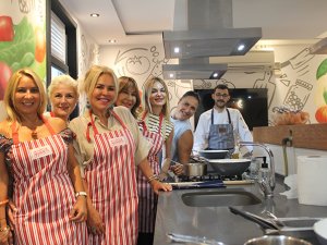 Sosyetenin hanımları makarna partisinde buluştu