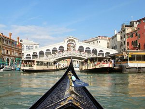 Venedikliler, turistlerin 2 avroluk gondol feribotlarına öfkelendi