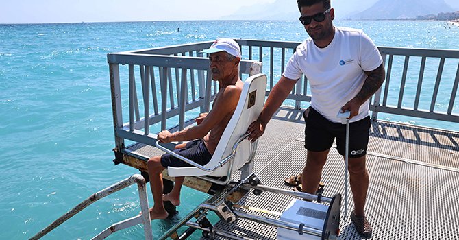 Konyaaltı ve Lara Plajlarında engellilere engeller kaldırıldı