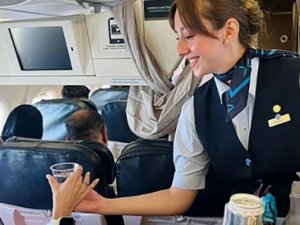 Uçakta bedava suyun altından AKP’ye oy çağıran Assu çıktı