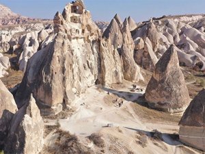 Kapadokya'daki milyonlarca yıllık peribacası yıkıldı