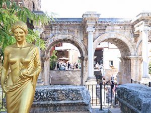 Antalya sokaklarını Venüs heykelleri süslüyor