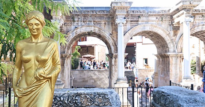  Antalya sokaklarını Venüs heykelleri süslüyor