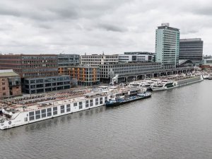 Amsterdam'da aşırı turizme karşı gemi seferleri azalıyor