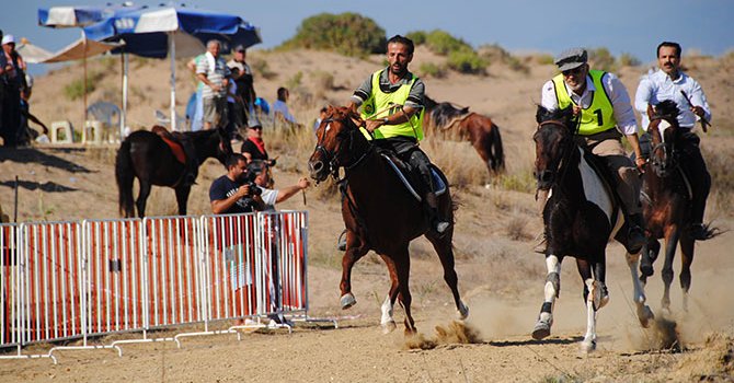 Rahvan at yarışları turistlerin ilgisini çekiyor