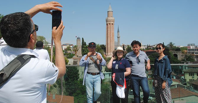 Çinli turistler en çok Antalya'da Yivli Minareyi ziyaret ediyor