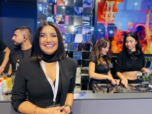 Ünlü iş kadını kendi gece kulübünde sahneye çıktı