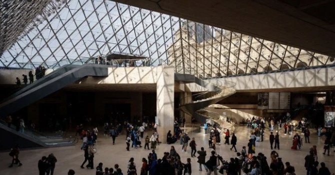 Louvre Müzesi'ni soydular! Hırsızlar mücevherleri çalıp kaçtı