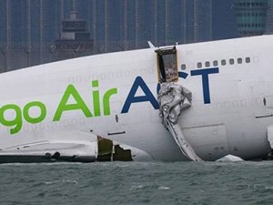 Hong Kong’da uçak iniş sırasında pistten çıktı