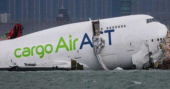 Hong Kong’da uçak iniş sırasında pistten çıktı