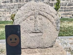 Dünyanın ilk ‘Emojili’ asker mezarı açıldı!