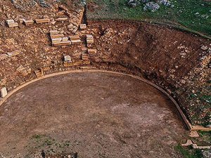 Gölyazı Antik Tiyatrosu’nda Basamaklar Yerleştiriliyor