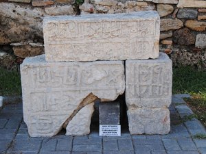 Tollhan 'ın kitabesi Side Müzesinde sergileniyor