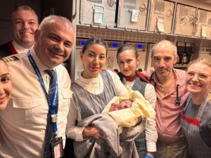 THY uçağında sancılanan Filipinli yolcu doğum yaptı
