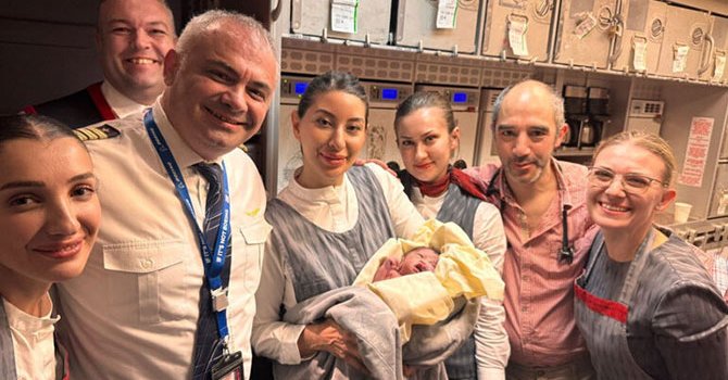 THY uçağında sancılanan Filipinli yolcu doğum yaptı