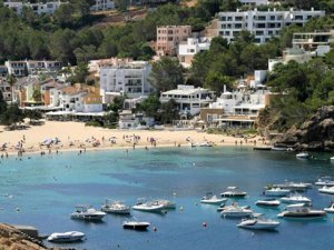 İbiza'da kaçak turistik kiralama baskısı turist kaçırdı