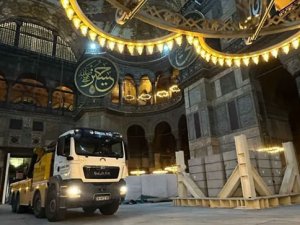 Ayasofya'ya iş makinesi 'zorunluluk'tan girmiş