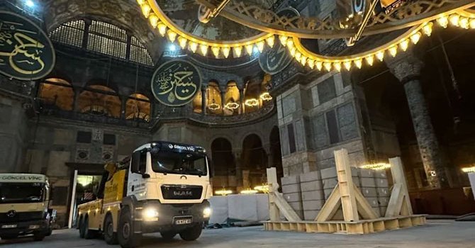 Ayasofya'ya iş makinesi 'zorunluluk'tan girmiş