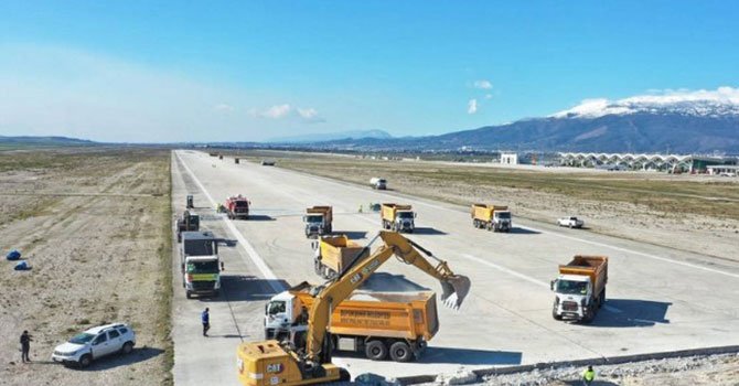 Hatay havalimanında bitmeyen onarım!