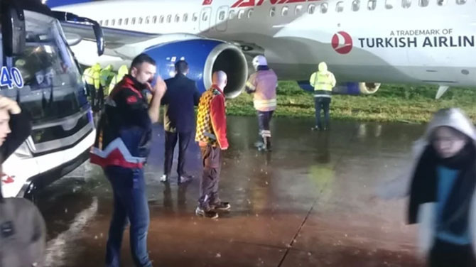 Yolcu uçağı pistten çıktı, toprağa saplandı