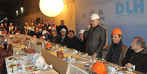 Bakanın Marmaray kahvaltısı
