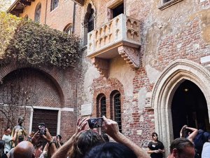 Verona'daki "Juliet'in Evi"ndeki balkon turistleri çekiyor