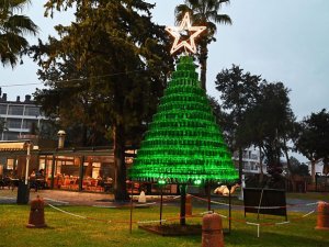 Kemer'de 600 cam şişesi atığı yılbaşı ağacı oldu