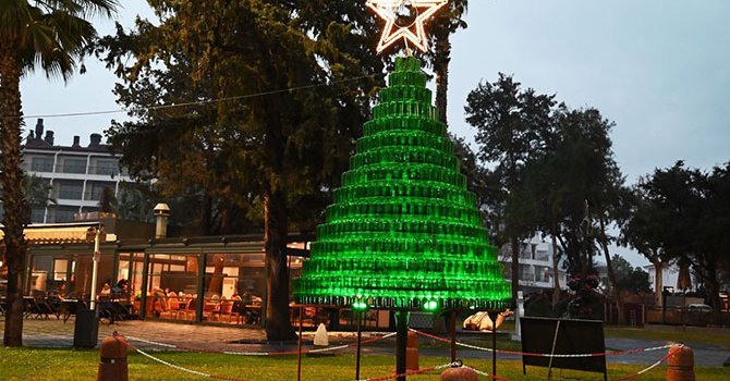 Kemer'de 600 cam şişesi atığı yılbaşı ağacı oldu